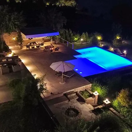 Villa House By Nivo *